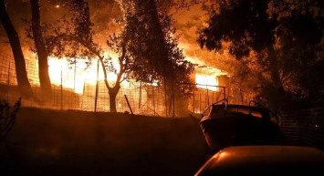 Atina alevler altında! Orman yangını evlere sıçradı, korkutan görüntüler var