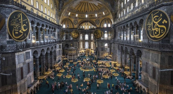 Ayasofya-i Kebir Cami-i Şerifi'ni bayramın ilk gününde 104 bin 325 kişinin akınına uğradı!