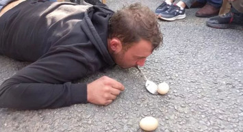 Aydın'da utandıran düğün geleneği! Damada düz kaşıkla asfalttan yumurta toplattılar