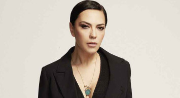 Aynur Aydın'ın sözlerine kızan Yeşim Salkım, meslektaşının yasak aşkını ifşalayınca yer yerinden oynadı