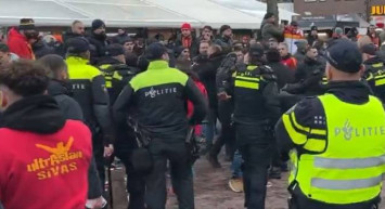 AZ Alkmaar Galatasaray maçı öncesi taraftarlar birbirine girdi