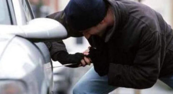 Baba yadigarı araç hırsızların hedefi oldu: Güpegündüz aracın kaputunu söküp motoru çalan hırsızlar pes artık dedirtti!