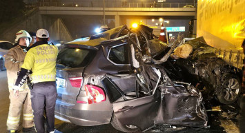 Bağcılar'da otomobil tırın altında kaldı: 1 kişi ağır yaralandı