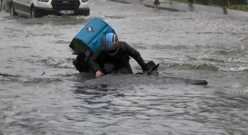 Bağcılar'da Su Borusu Patladı, Kurye Çukura Düştü