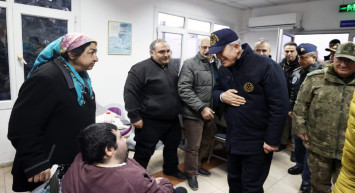 Bakan Akar TCG Sancaktar gemisinde: Dev yüzer hastanelerde inceleme yaptı