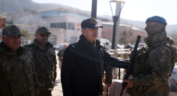 Bakan Akar’dan sığınmacı iddialarına yanıt: Tamamen gerçek dışı olduğu anlaşılmıştır