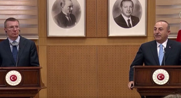 Bakan Çavuşoğlu'ndan sert Suriye açıklaması: "Bayrağımıza el uzatanların elini kırarız!"