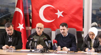 Bakan Kirişci basın açıklaması sırasında depreme yakalandı