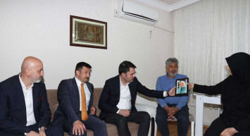 Bakan Kurum İzmir depreminde kızlarını kaybeden aileyi ziyaret etti: Aslı Taner'in ismi bir okulda yaşatılacak