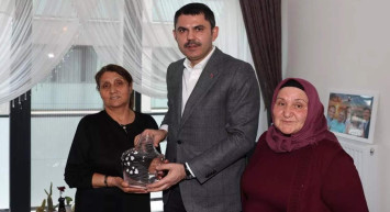 Bakan Kurum İzmir depremzedesine konuk oldu: Depremde acıyla hüznü beraber yaşadık