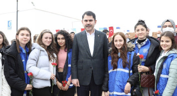 Bakan Murat Kurum, yangın bölgesinde kadınlarla fidan dikti