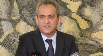 Bakan Özer'den öğretmen adaylarına müjde: Bu yıl atama yapılacak!