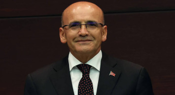 Bakan Şimşek yabancı yatırımcıları geri döndürüyor: Türkiye ekonomide çok hızlı toplanmayı yönetebilir