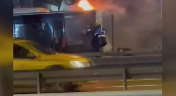 Bakırköy’de metrobüs yangını! Seferlerde aksamaya neden oldu