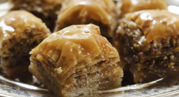 Baklavaya şerbet nasıl dökülür? Baklavaya şerbet sıcak mı, soğuk mu dökülür?