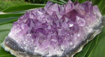 Balık burcunun enerji taşı hangisidir? Balık burcuna iyi gelen taşlar nelerdir? Negatif enerjiyi yok eden ametist taşı özellikleri