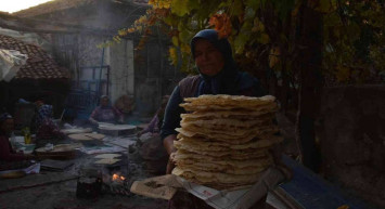 Balıkesir’de gelenek sürüyor: Para yerine imece usulüyle yapılıyor