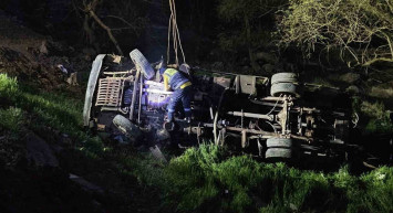Balıkesir'de İş Makinesi Şarampole Devrildi: 1 Ölü, 1 Yaralı