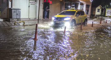 Balıkesir’de sağanak yağış kaosu: Cadde ve sokakları su bastı