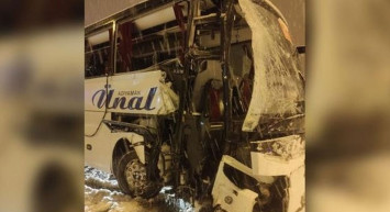 Bariyerlere Çarparak Durabildi: Yoğun Kar Yağışı Nedeniyle Amasya’da Bir Yolcu Otobüsü Kaza Yaptı