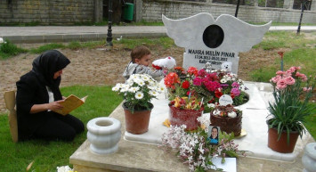 Başıboş köpeklerden kaçarken hayatını kaybeden küçük Mahra, 10. yaş gününde mezarı başında anıldı