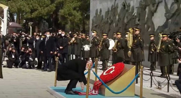 Başkan Erdoğan eğildi elleriyle düzeltti: Atatürk Anıtı'na çelenk bıraktı