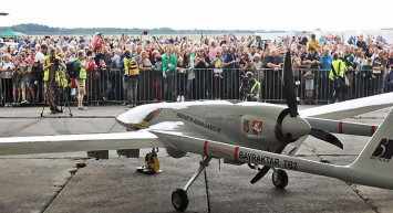 Bayraktar TB2'yi görmek için akın ettiler: Türk SİHA'sı Avrupa ülkesini sarstı!