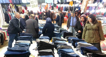 Bayram için açıldı: Kütahya’da kıyafet pazarı vatandaşların akınına uğruyor
