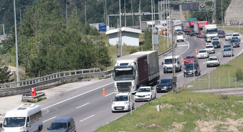 Bayram için tatile çıkacaklar dikkat! Ekipler uyardı: Bu yollarda yoğunluk nedeniyle trafik oluşmaya başladı
