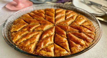 Bayram masalarınızı şenlendirecek tatlı tarifi bizden! Bol cevizli baklava tarifi