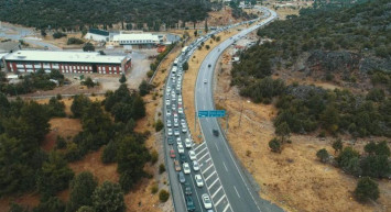 Bayram tatili bitti yolculuk başladı! Antalya'da tatilcilerin dönüş yolculuğu trafiği kilitledi