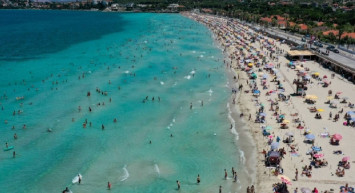 Bayram tatili Ege’ye yaradı! Ege sahilleri turist akınına uğradı