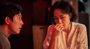 Beasts Clawing at Straws film konusu ve oyuncuları