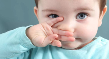 Bebek burun tıkanıklığı belirtileri nelerdir? Bebek burun tıkanıklığını geçirmek için doğal yöntemler