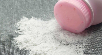 Bebek pudrasında kansere yol açtığı bir madde olduğu için o firmaya binlerce dava açılmıştı! Bebek pudrası üretiminin durdurulacağını açıkladı!