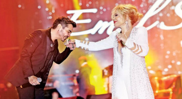 Beren Saat bu habere çok sinirlenecek: Kenan Doğulu Emel Sayın’ı göğsünden öptü