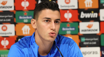 Berke Özer'in menajeri Ömer Koray Uzun, oyuncusuna Fenerbahçe'de haksızlık yapıldığını ve kariyerine Avrupa'da devam edeceğini söyledi