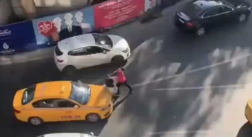 Beşiktaş'ta iki taksici kavga etti: Görüntüler kameralara yansıdı!