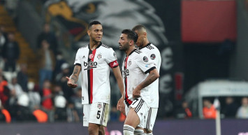 Beşiktaş'ta Josef de Souza, Kasımpaşa mağlubiyetinin ardından taraftarlardan özür diledi