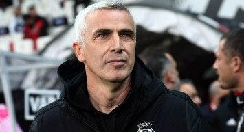 Beşiktaş'ta Önder Karaveli, Başakşehir maçının öncesinde futbolcularıyla toplantı düzenledi