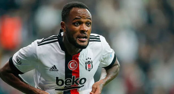 Beşiktaş'tan başka takıma transferi gündemde olan Cyle Larin sosyal medya yaptıklarıyla gündeme oturdu!