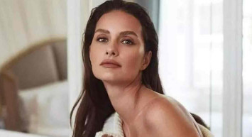 Beyazlar içindeki minisi ile 'Kuğu' gibi görünen Yasemin Özilhan herkesi büyüledi! Son paylaşımı takipçilerinden tam not aldı