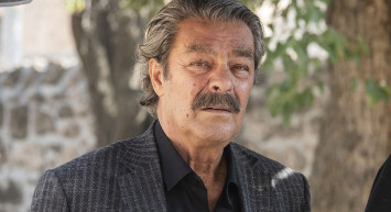 Beyin kanaması geçirdikten sonra yeni iyileşmeye başlayan Kadir İnanır'dan kahreden haber geldi!