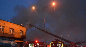 Beykoz’da korku dolu anlar: İki bina bir anda alev aldı