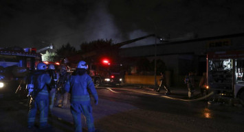 Beylikdüzü’nde korkutan yangın: Tesis alevlere teslim oldu