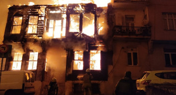 Beyoğlu'nda 2 Katlı Ahşap Binada Korkutan Yangın