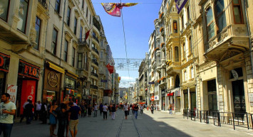 Beyoğlu’nda korkutan yangın: Ekiplerin müdahalesi devam ediyor