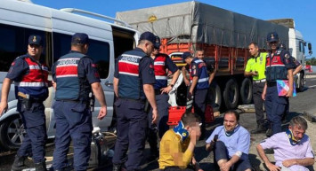 Bilecik'te feci trafik kazası! Öğrencileri taşıyan minibüs kamyona çarptı