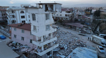 Binadaki görüntü kan dondurdu: Kolonları tuğladan inşa etmişler