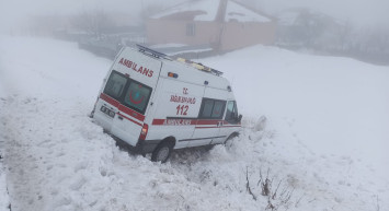 Bingöl'de ambulans şarampole yuvarlandı: Çokça yaralı var